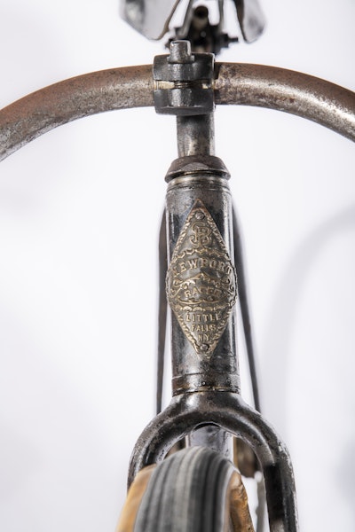 Detailed image of the head badge