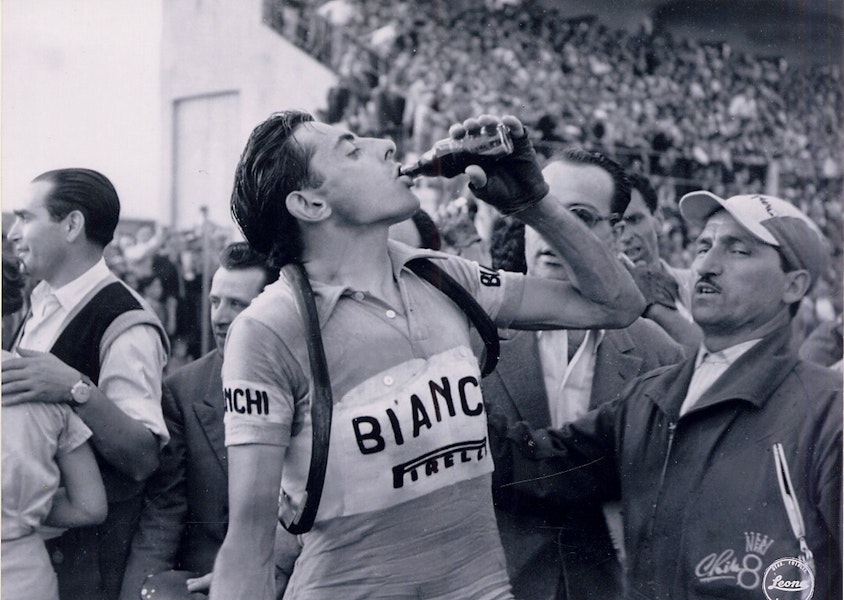 Fausto Coppi drinkt een cola na zijn aankomst tijdens de Ronde van Italië 1951